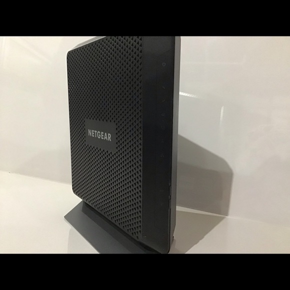 NETGEAR Nighthawk DOCSIS 3.0 1.9Gbps Two-in-one Cable Modem + WiFi Router C7000 - Picture 3 of 6